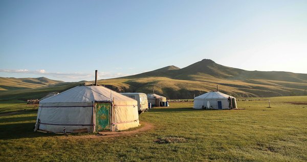 Où trouver les meilleurs sentiers pour une randonnée dans les montagnes de l'Altaï, Mongolie : équipements et conseils ?